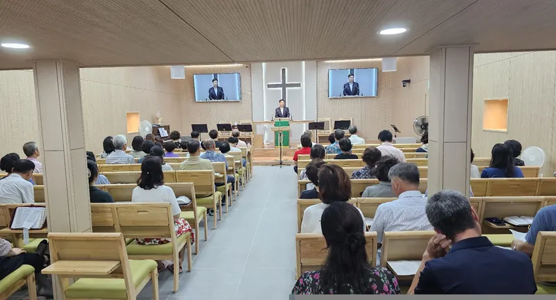 양동교회 예배 중 좌우 벽면 모니터에 설교 화면이 송출되는 모습